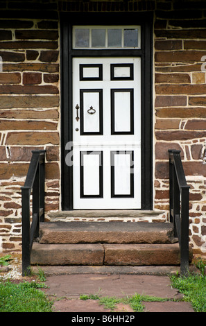 Porte d'entrée d'une ferme en pierre Pennsylvanien américain Colonial house. Banque D'Images
