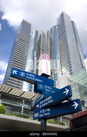 Signes pointant dans des directions différentes dans le centre de Hong Kong Banque D'Images