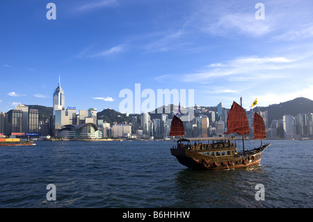 Un bateau dans le port de Victoria à Hong Kong Banque D'Images