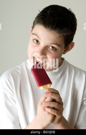 Lolly glaces Cornetto cone garçon enfant manger manger des aliments savoureux goût noix chocolat vanille noix allergique allergie traitement wafer Banque D'Images