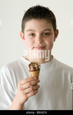 Ice cream cone cornetto garçon enfant manger manger des aliments savoureux goût noix chocolat vanille noix allergique allergie traitement wafer Banque D'Images