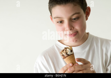 Ice cream cone cornetto garçon enfant manger manger des aliments savoureux goût noix chocolat vanille noix allergique allergie traitement wafer Banque D'Images