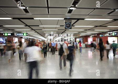 Les gens à l'EXAMEN À MI-PARCOURS Mass Transit Railway à Hong Kong Banque D'Images