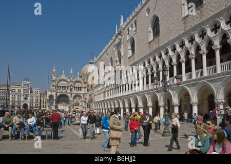 La recherche à travers la Piazza San Marco à Basilica di San Marco Venise Italie Avril 2008 Banque D'Images