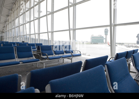 Une zone d'attente à l'intérieur de l'Aéroport International de Hong Kong a également connu sous le nom de l'aéroport Chek Lap Kok Hong Kong Banque D'Images