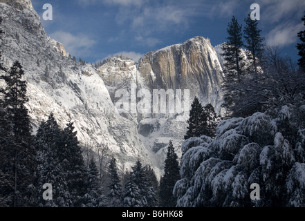 Californie - Upper Yosemite Falls après une tempête hivernale dans la région de Yosemite National Park. Banque D'Images