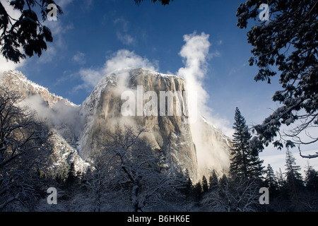 Californie - Lever du Soleil sur le Capitan après une tempête hivernale Yosemite National Park. Banque D'Images