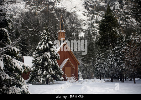 Californie - La chapelle dans la vallée de Yosemite après une tempête de neige hivernale Yosemite National Park . Banque D'Images