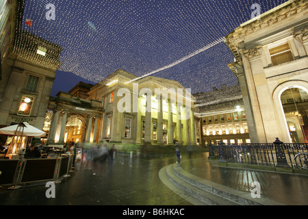 Ville de Glasgow, en Écosse. Royal Exchange Square à Noël avec une vue arrière de la Glasgow Museum of Modern Art (Goma). Banque D'Images