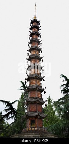 Tall Brown Mille Bouddha de la Pagode de la paix avec des cloches du Temple Bouddhiste Wenshu Yuan Chine Sichuan Chengdu fondée en 700AD Banque D'Images