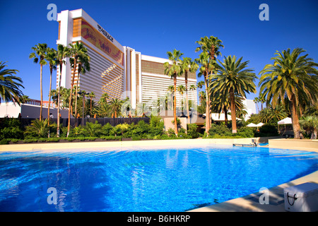 Mirage Hotel and Casino avec une piscine. Banque D'Images