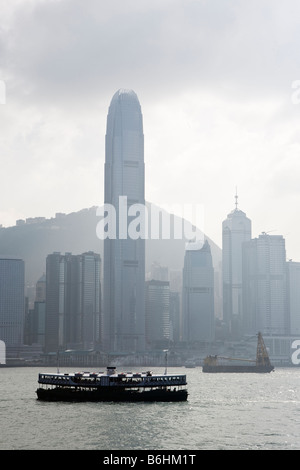 Silhouette d'un Star Ferry en passant par le quartier central des affaires de Hong Kong Banque D'Images