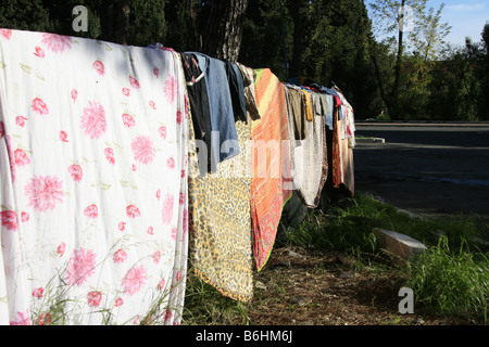 Laver la literie et d'immigrants en train de sécher dehors à rome Banque D'Images