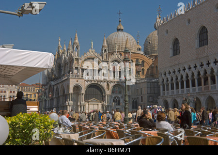 La recherche à travers la Piazza San Marco à Basilica di San Marco Venise Italie Avril 2008 Banque D'Images