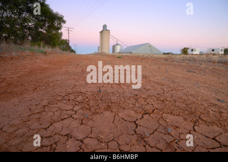 Les conditions de sécheresse près de silohs grain près de la frontière de l'Australie du Sud et de Victoria. Banque D'Images