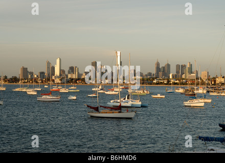 La fin de l'après-midi Vue sur Port Phillip Bay de St Kilda pier à Melbourne. Banque D'Images