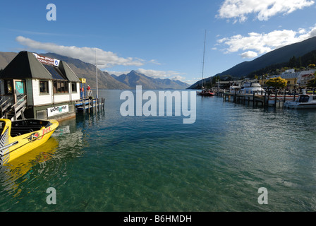 Vue depuis le port de Queenstown au-delà du lac Wakatipu à Queenstown, Nouvelle-Zélande. Banque D'Images