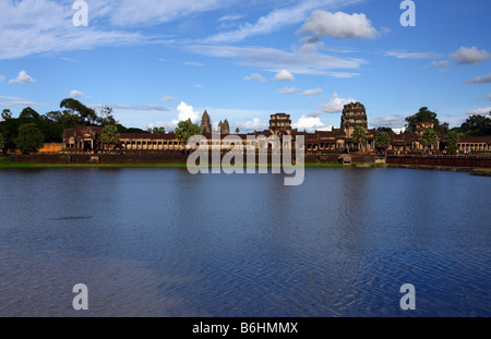 Façade principale du temple d'Angkor Wat, la mère de tous les Temples d'Angkor, dans un jour ensoleillé, ciel bleu, Siem Reap Cambodi Banque D'Images