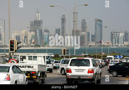 Doha Doha Qatar Hauptstadt Corniche Bay Neubau Hochhausviertel Feierabendverkehr am Nordufer der Corniche Banque D'Images