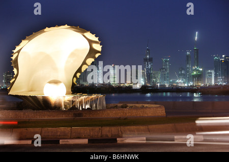 Doha Doha Qatar Hauptstadt Corniche Bay Neubau Hochhausviertel am Nordufer der Corniche Perlen Monument Banque D'Images