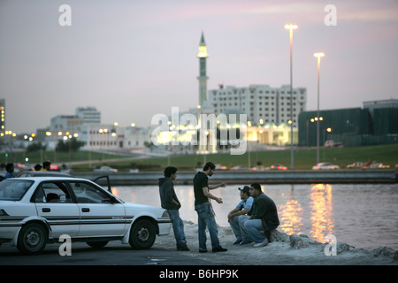 Doha Doha Qatar Hauptstadt Corniche Bay Beliebeter abendlicher Treffpunkt Banque D'Images