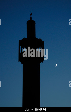 Silhouette de mosquée centrale de Londres au crépuscule avec le nouveau croissant de lune, Regent's Park, Londres Banque D'Images