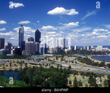 Perth - Skyline de l'Australie de l'Ouest la capitale de l'état et la plus grande ville vue de Kings Park Banque D'Images