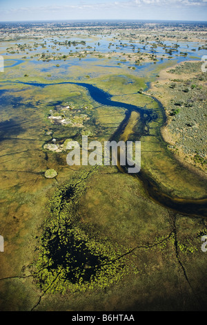 Vue aérienne des îles et les voies d'Okovango centrale située dans le Delta Banque D'Images
