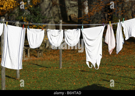 Bavoirs et Bodies et le linge accroché on Clothes Line Banque D'Images