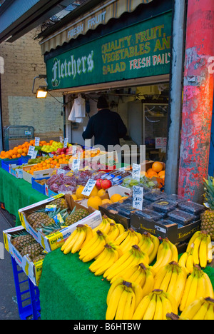 Bloquer la vente de fruits et légumes à Shepherds Bush market dans l'ouest de Londres Angleterre Royaume-uni Banque D'Images