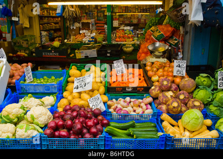 Bloquer la vente de fruits et légumes à Shepherds Bush market dans l'ouest de Londres Angleterre Royaume-uni Banque D'Images