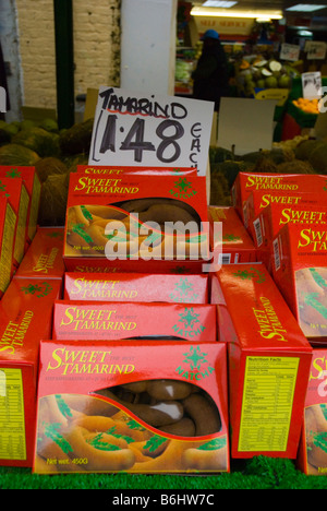 Boîtes de tamarin sucré à Shepherds Bush market dans l'ouest de Londres Angleterre Royaume-uni Banque D'Images