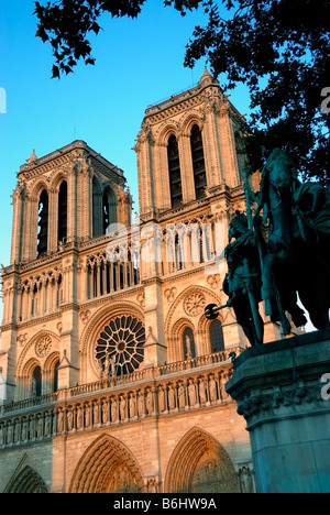 Paris France Architecture Religieuse de Notre Dame, de tours avant de coucher du soleil Banque D'Images