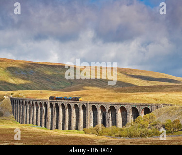 Train de marchandises traversant le viaduc de Ribblehead dans le Yorkshire Dales National Park en Angleterre Banque D'Images