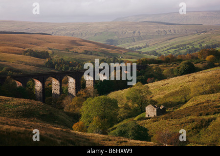 Vue de la route de la dent sur le viaduc de la tête Settle et Carlisle Railway près du village de Cumbrie Cowgill Banque D'Images