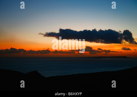 Coucher du soleil vu depuis les collines au-dessus du village abandonné de Tyneham avec Portland à l'horizon le chanteur vu la baie de Weymouth Banque D'Images