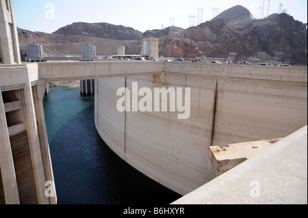 L'arrière du barrage Hoover et d'admission d'une partie de la tour. L'US Highway 93 et de nombreux touristes passent sur le haut du barrage Banque D'Images