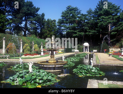 Dans le bassin ornemental jardin italien à Compton Acres, propriété privée jardins ouverts au public sur les falaises de Canford Poole Banque D'Images