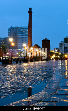 La station de pompage "pub" à l'Albert Dock en nuit, Liverpool, Merseyside, Royaume-Uni Banque D'Images