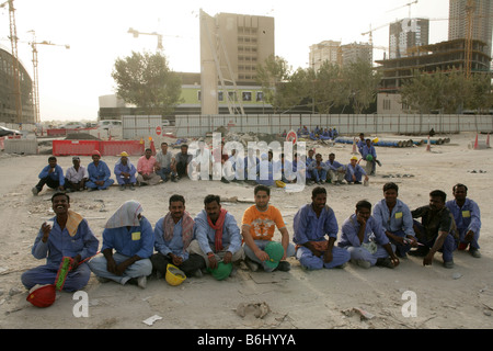 Les travailleurs migrants du bâtiment au centre-ville de Doha, au Qatar. Banque D'Images