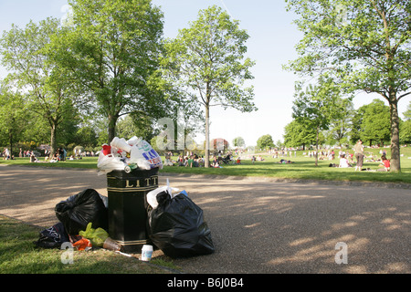 Une corbeille débordante à Hyde Park, Londres. Banque D'Images