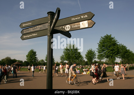 Panneau routier à Hyde Park, Londres. Banque D'Images