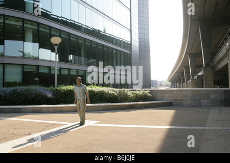 Une statue entre immeuble moderne et de survol du bassin de Paddington, Londres. Banque D'Images