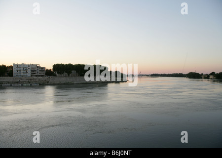 Vue panoramique du fleuve Rhône, au crépuscule, Arles, Bouches-du-Rhône, France Banque D'Images