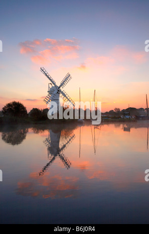 Thurne Moulin photographié sur un matin brumeux de palourdes au lever du soleil sur le parc national de Norfolk Broads. Banque D'Images