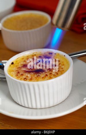 Crème Brûlée étant flambé Banque D'Images