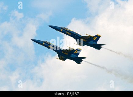 Deux anges bleu marine en formation serrée. Banque D'Images