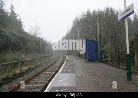 La plate-forme ferroviaire vide à Achnashellach gare, Wester Ross, Highlands, Scotland Banque D'Images