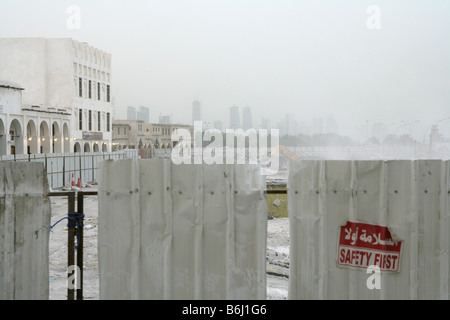 Site de démolition avec coffre rouge premier signe sur barrière, Doha, Qatar, Moyen-Orient Banque D'Images