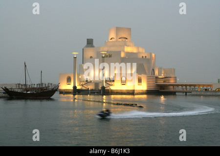 Musée d'art islamique éclairée sur le bord de mer, au crépuscule, en corniche, Doha, Qatar, Moyen-Orient Banque D'Images